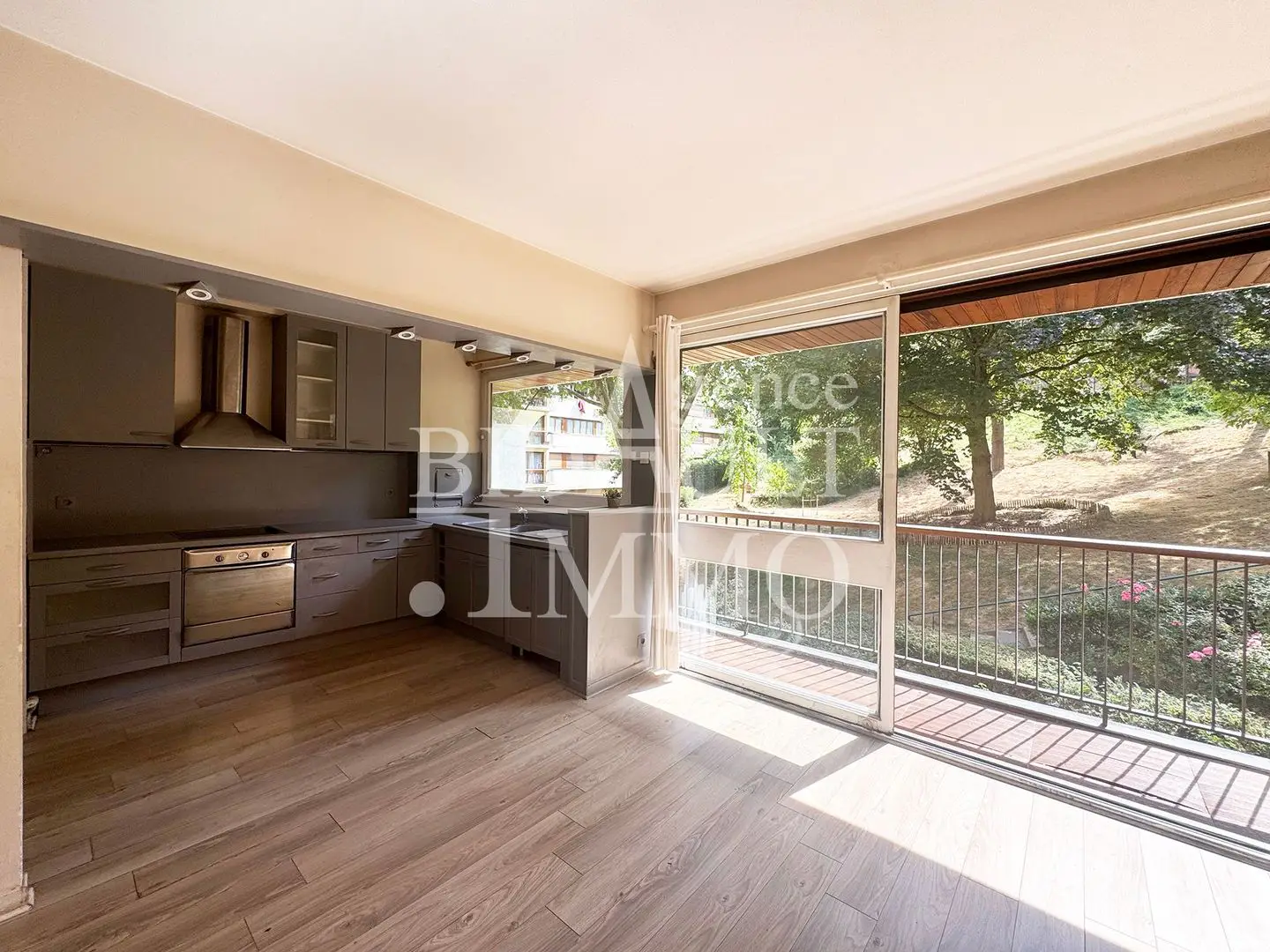 Apartment for sale in La Celle Saint Cloud — 2 bedrooms, 56 m² photo 4