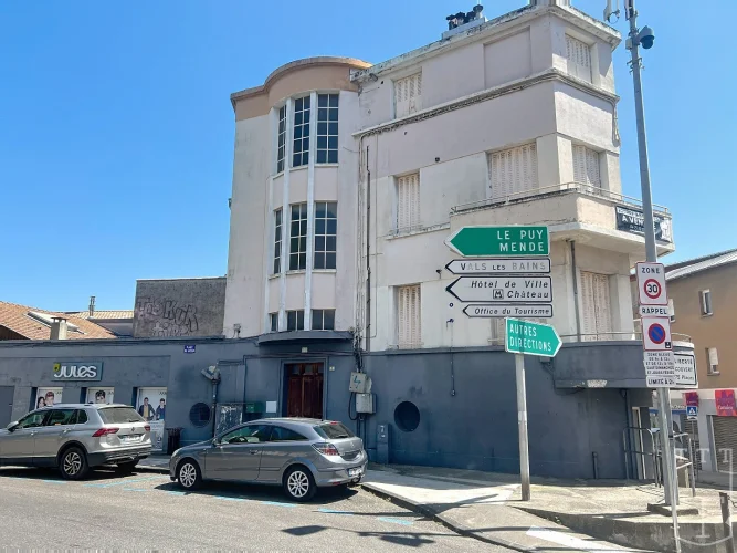 Exclusive 3-Room with Renovation Potential