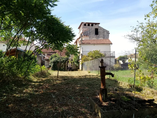Village House with Garden to Renovate in the Heart of Vieux-Mareuil photo 2