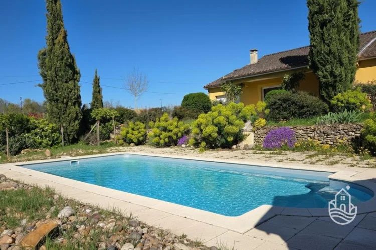 Delightful Bungalow with Garage Nestled in Lush Greenery, Saint-Cyprien