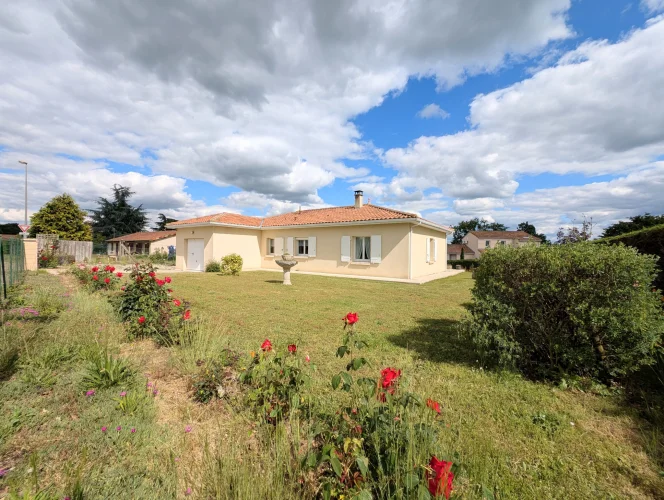 Ideally Located Near the Town Centre, Charming Detached Bung photo 5