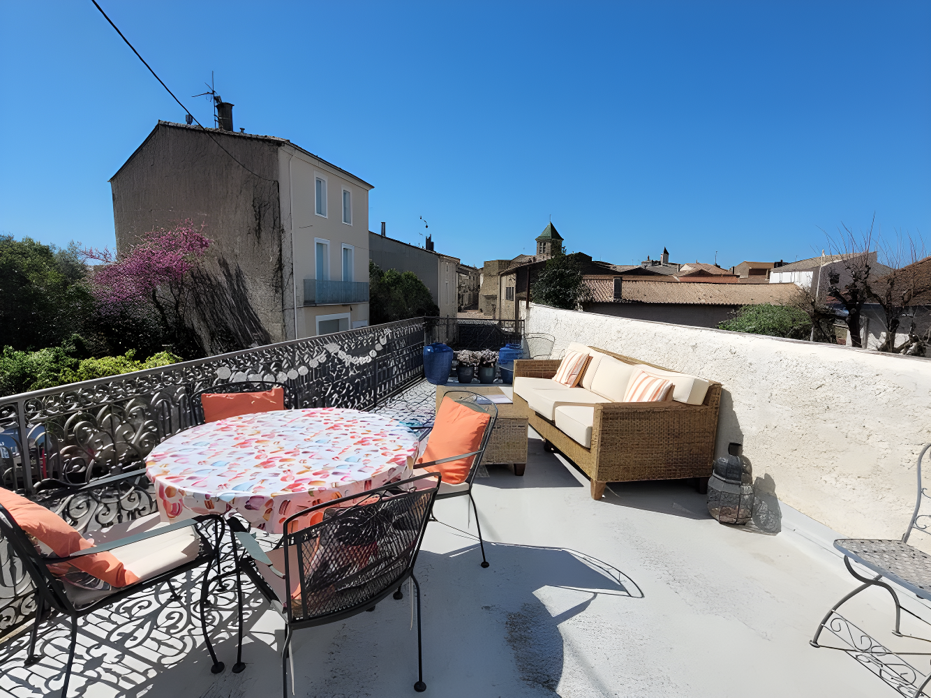 Charming Village House with 165 M2 of Living Space, 3 Bedrooms and a Lovely Sunny Terrace. photo 3