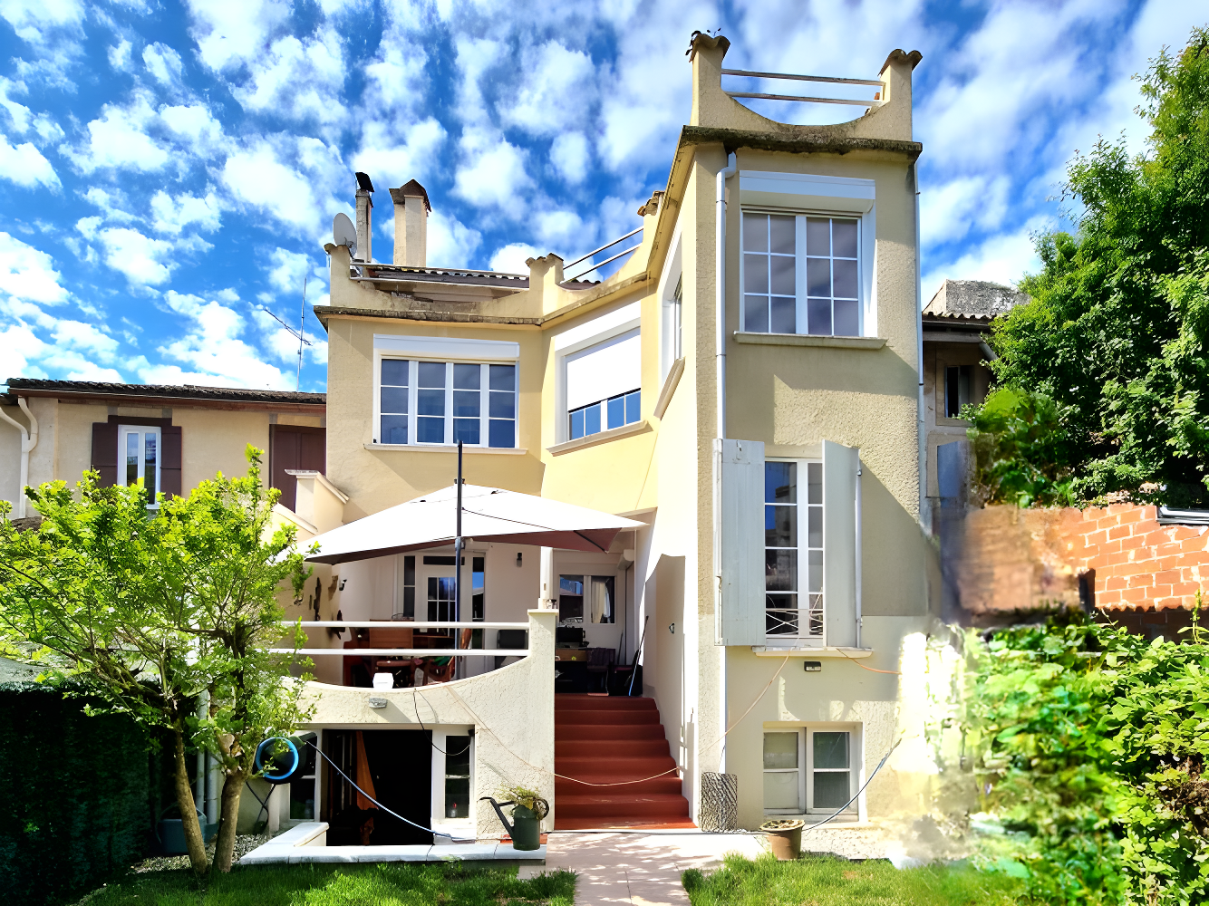 Substantial 4 Bed / 3 Bath Town House with Garden