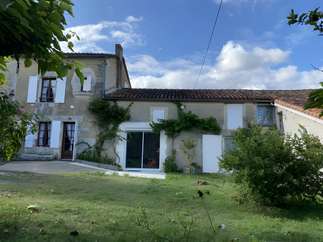 La Rochefoucauld Area Pretty Country House with 2 Barns and Garden
