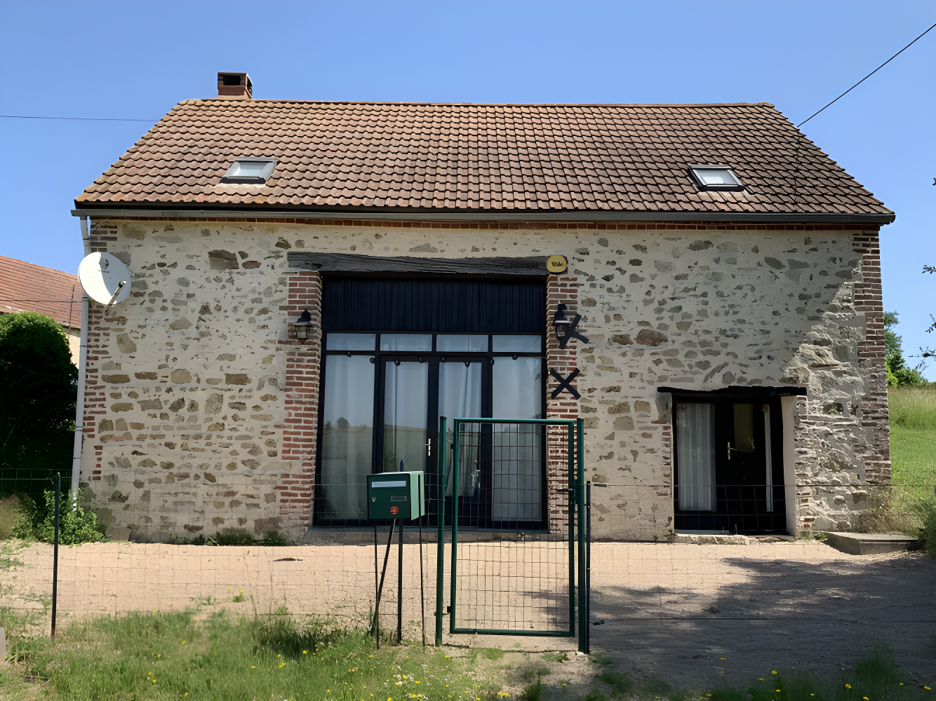 Auv 1182: Beautiful Complex: Habitable House, 2 Barns, Land