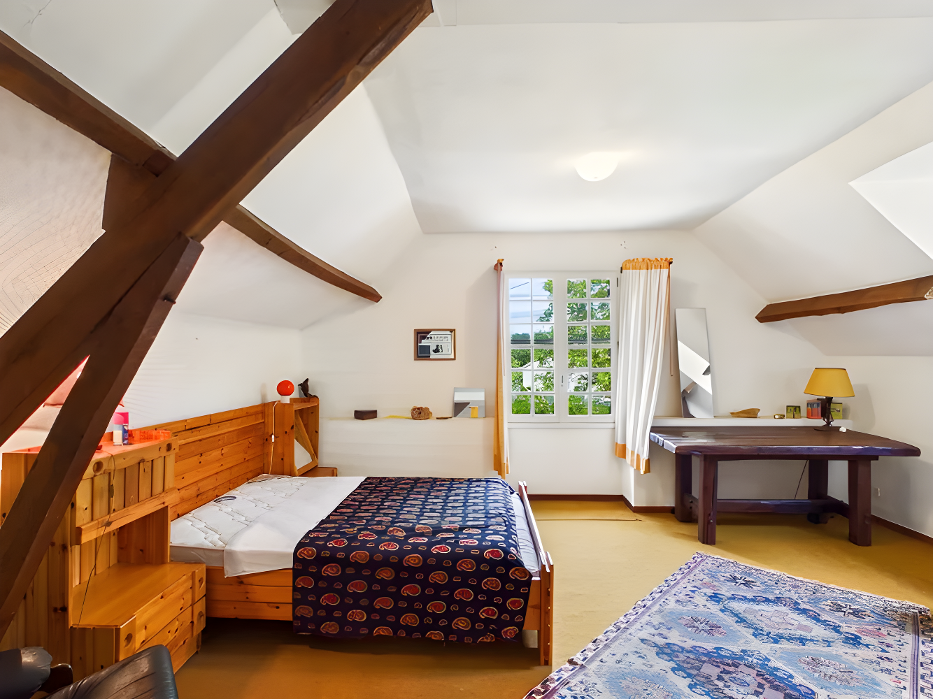 Spacious Character Family Home in Friendly Hamlet photo 2