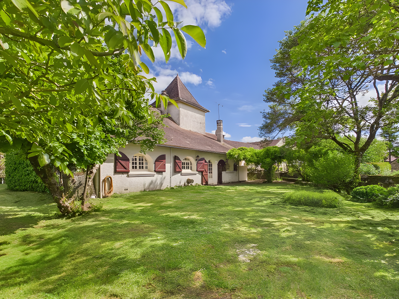 Spacious Character Family Home in Friendly Hamlet