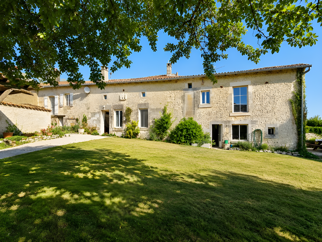 Country House with Garden between Barbezieux and Châteauneuf