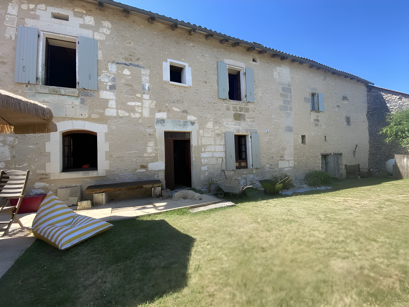 Stone Property with Outbuilding Close to Lively Town photo 2