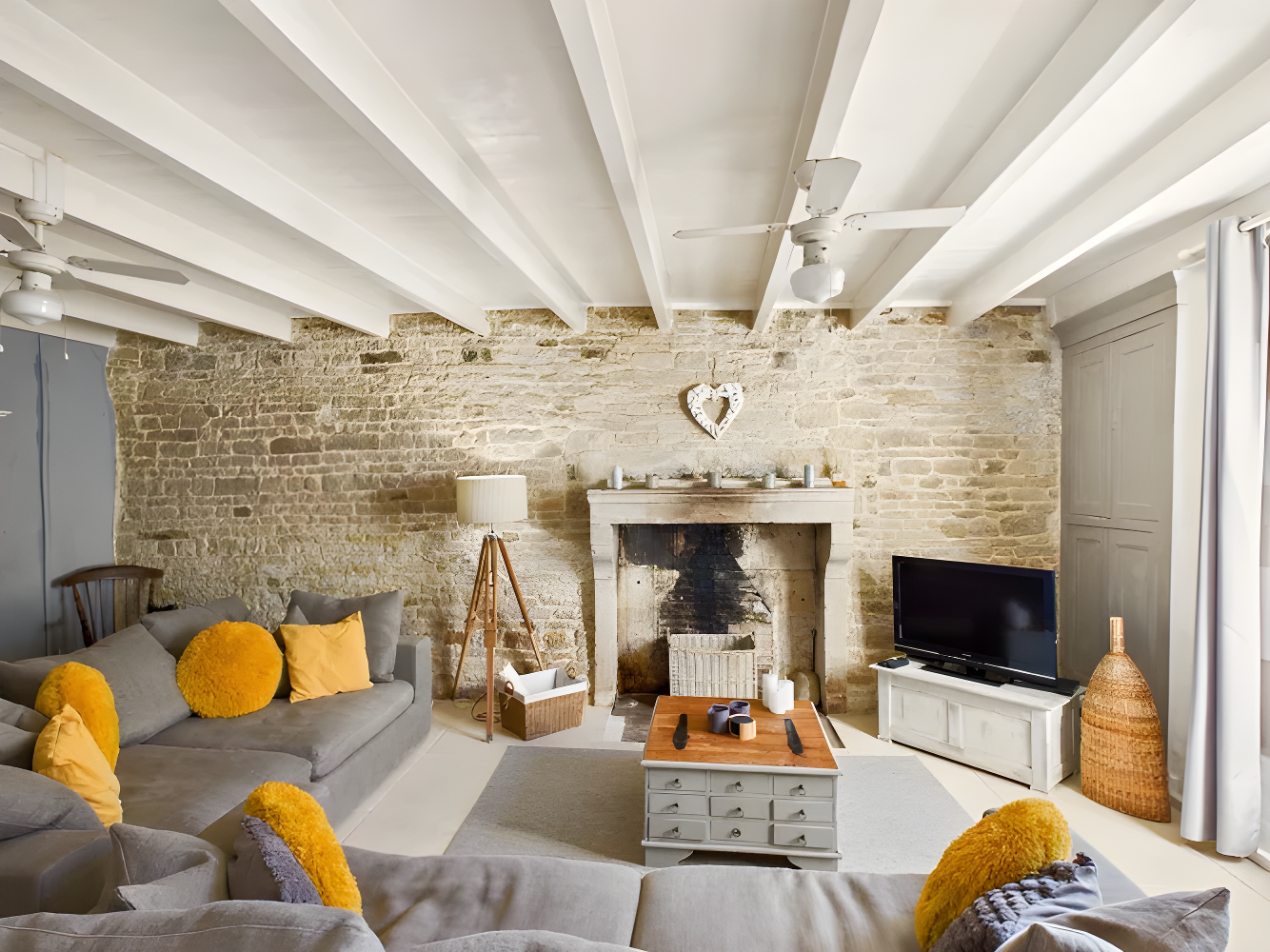 Charming Stone House with Three Bedrooms and Two Bathrooms photo 5