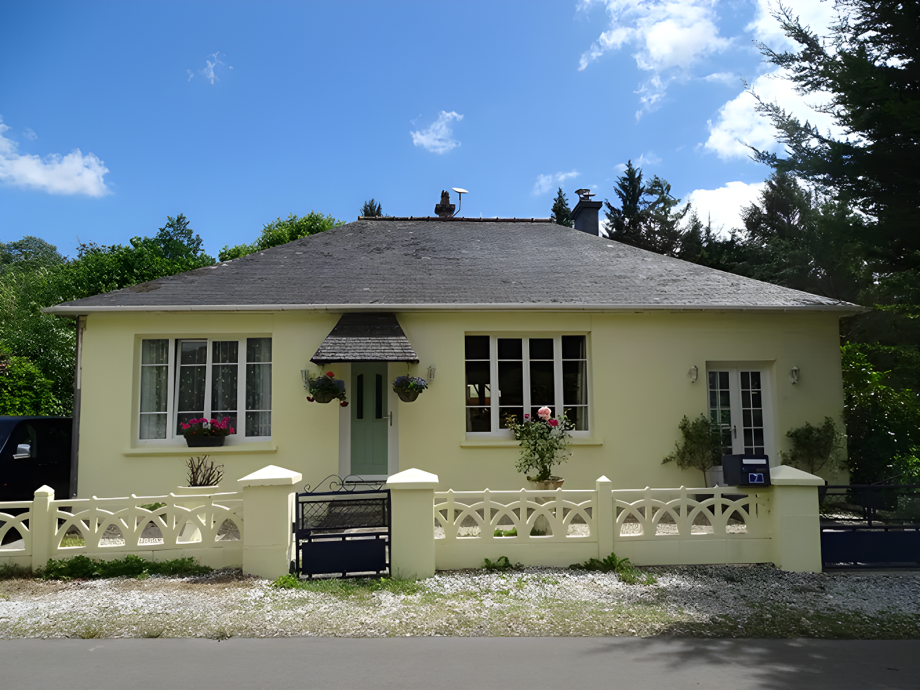 Côtes D'armor. Charming Renovated Riverside Home with 3,261m² of Landscaped Gardens, Walking Distance to Bon Repos Abbey photo 2