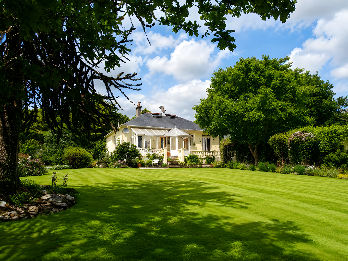 Côtes D'armor. Charming Renovated Riverside Home with 3,261m² of Landscaped Gardens, Walking Distance to Bon Repos Abbey