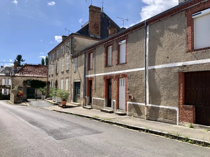 Pretty Village Home with Everything on the Doorstep