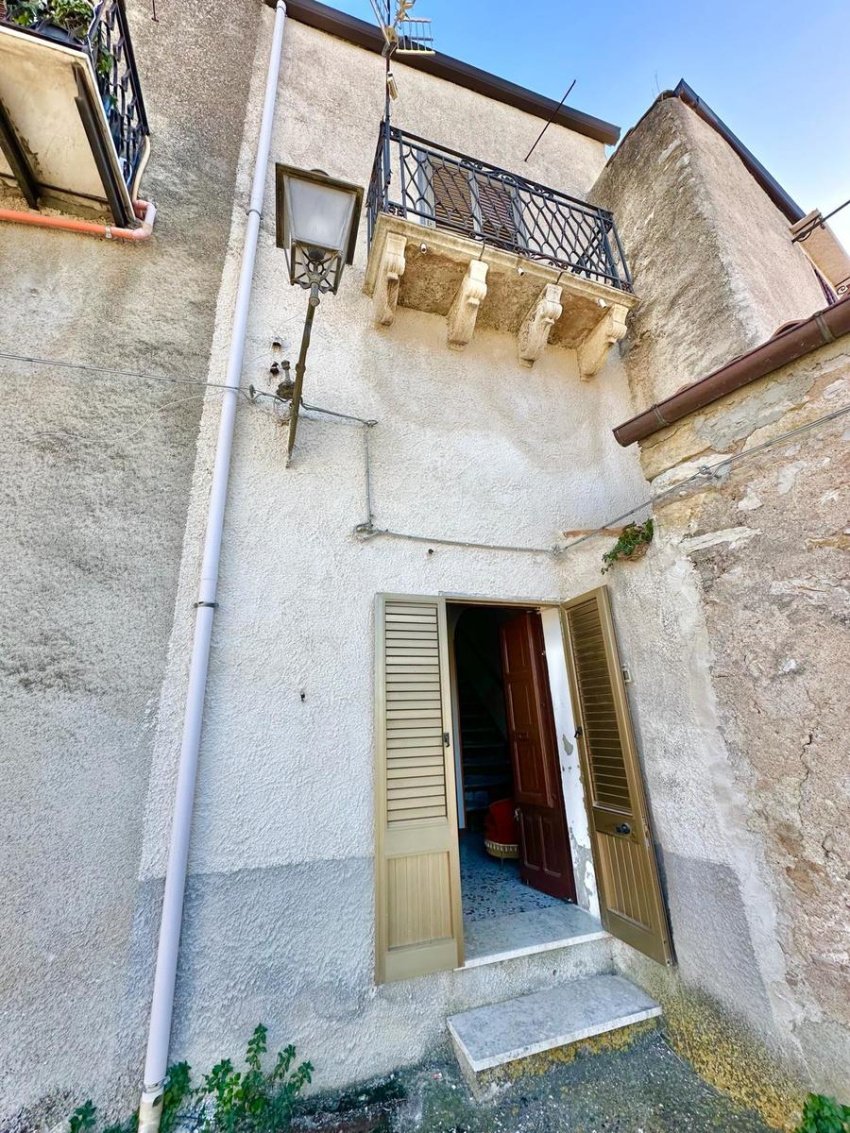 Property in Palazzo Adriano photo 3