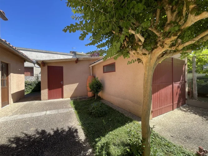 Detached House with Garden and Garage photo 3