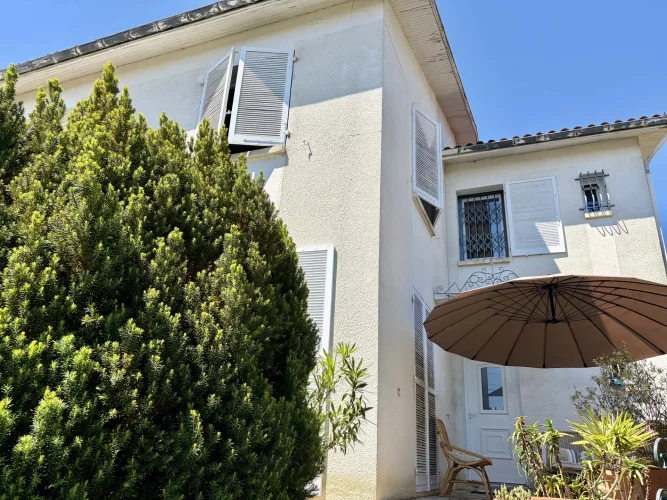 Townhouse with Garage, Trerrace and Garden in Vic-Fezensac