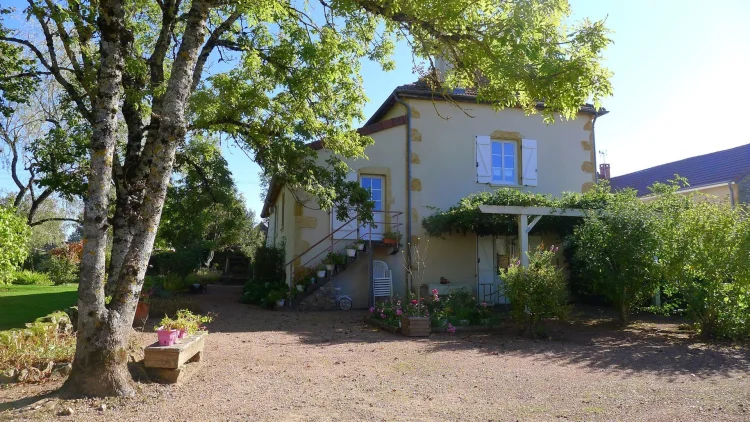 Beautiful Family Home Set in a Tree-Lined Park photo 3