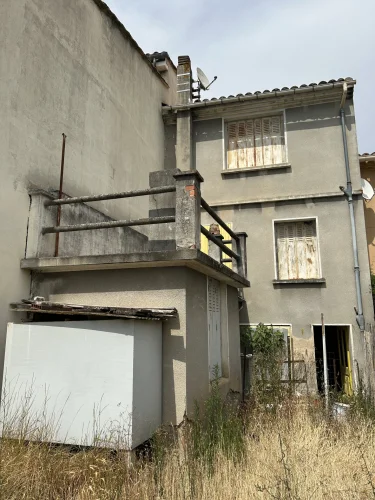 House in Need of Complete Renovation with Garden. photo 4