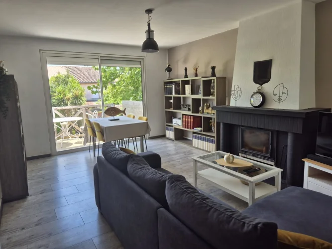 Townhouse of 105 m² of Living Space Offering Beautiful Volumes and Great Potential, with Garden! photo 5