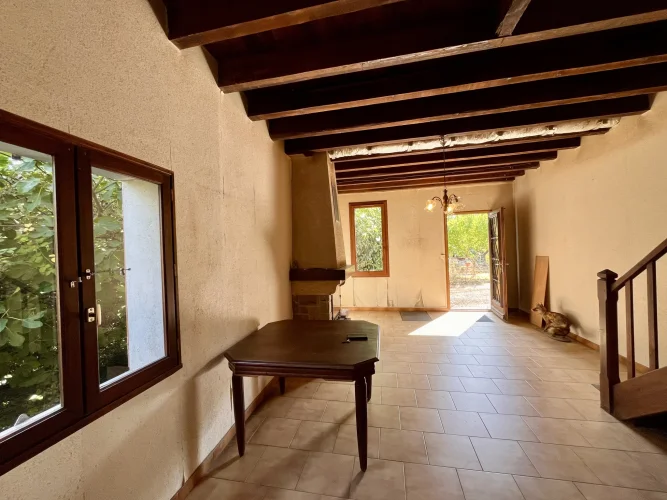 Razes: 6-Room House with Garages, Old Cellar and Garden photo 4