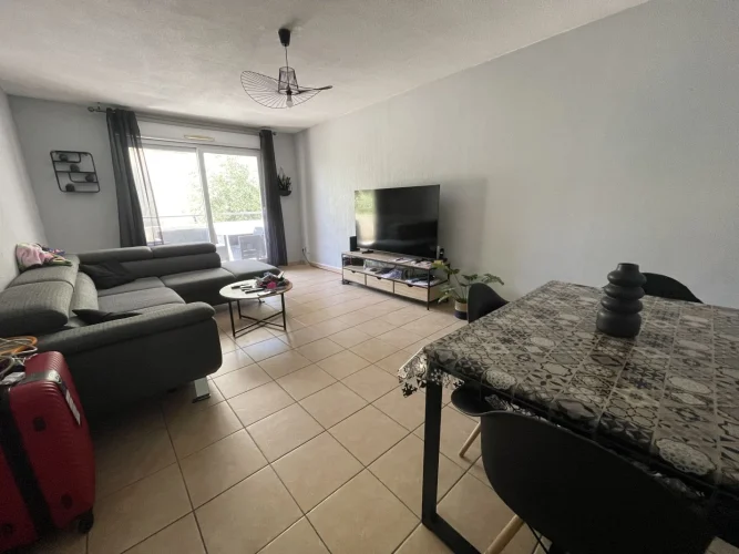 2 Bed Apartment for Sale in Marseille photo 2