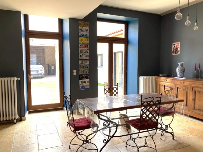Superbly-Presented Stone Town House with Courtyard and Garage photo 2