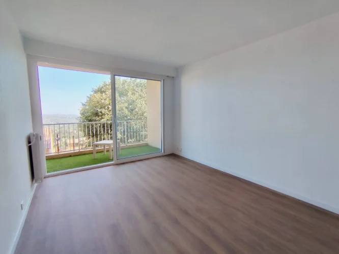2 Bed Apartment for Sale in Grasse photo 3