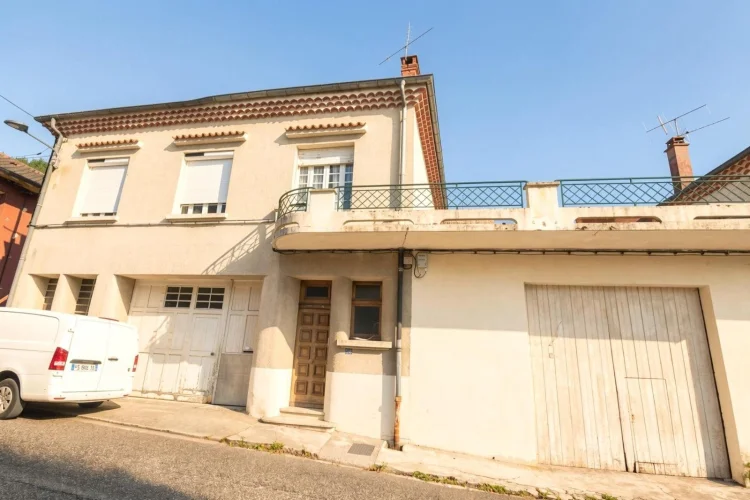 Building / Townhouse with Workshops, Garages, Offices and Large Apartment with Terrace – Near the Ce photo 2