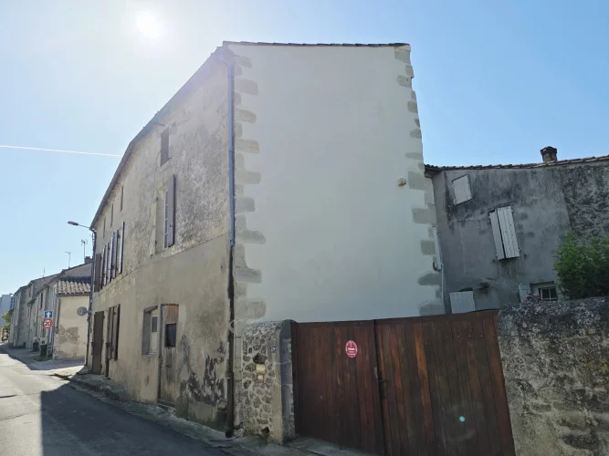 Monségur, Village House with 3 Bedrooms and Excellent Potential photo 2