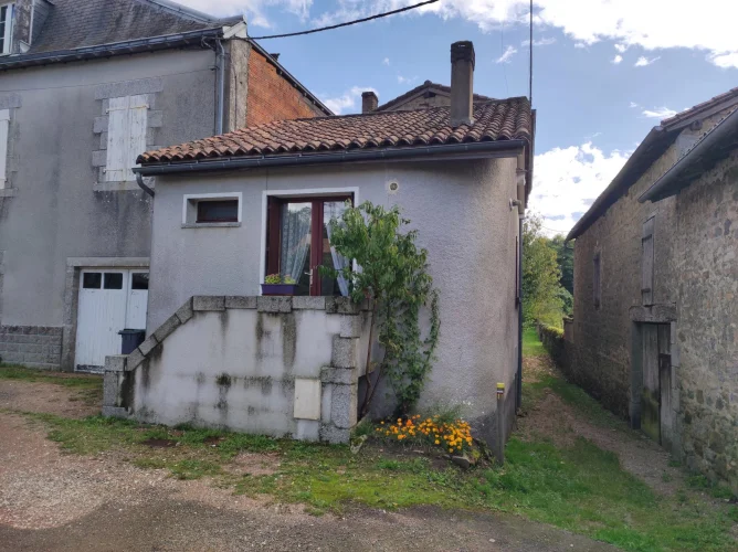 Townhouse with Great Potential - Piegut Town Centre
