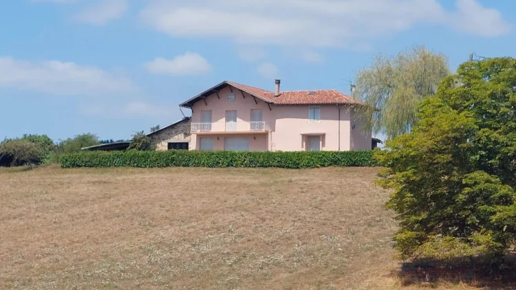 Old Farmhouse Awaiting Revival, with Outbuildings on 3.800 m² of