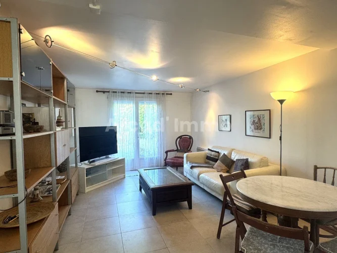 Charming House, Two Bedrooms, a Small Garden and a Garage. photo 5