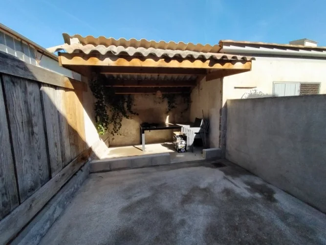 Discover this Charming Semi-Detached Town House with a Courtyard and a Cellar photo 2