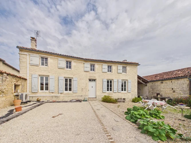 Traditional Village House with Character Features, Garage and Workshopres