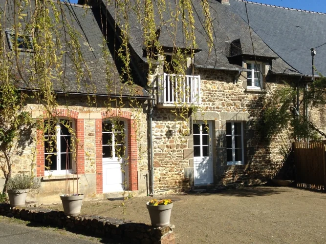Tastefully Renovated 3 Bed Family Home Retaining Much Charm and Original Features. Stone Outbuilding. Very Large Outbu…