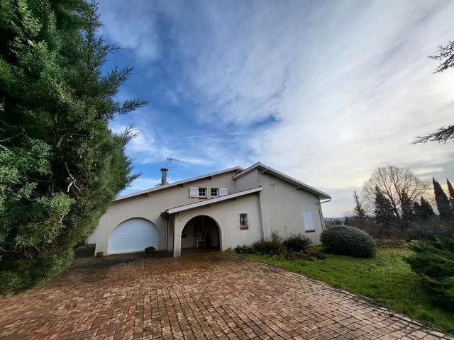Outside Condom – Charming House at the Gates of Condom with a Entrance Opening to Living/Dining Room, Kitchen Opening on… photo 3