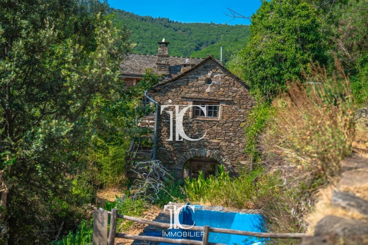 18Th-Century Stone Farmhouse to Renovate – 122 sqm of Living Space – 522 sqm of Land – Panoramic Views of the Cévennes