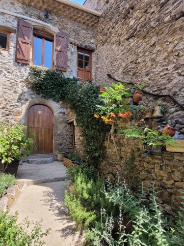 A Charming Stone House with 90 M2 of Living Space, Vaulted Cellars and a Large Courtyard. photo 2