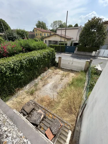 House in Need of Complete Renovation with Garden. photo 2