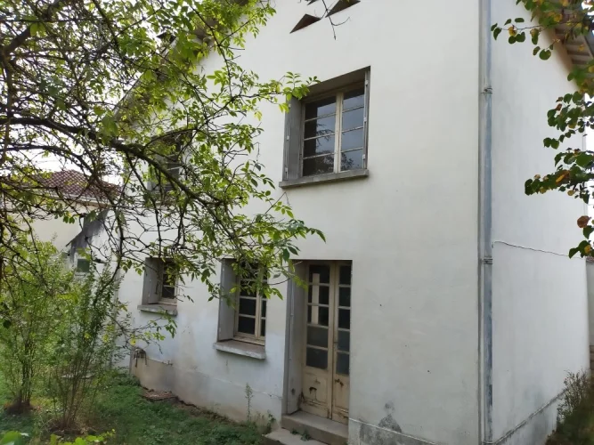 House on One Floor to Fully Renovate on a Fenced Plot of 400 m² Close to all Shops
