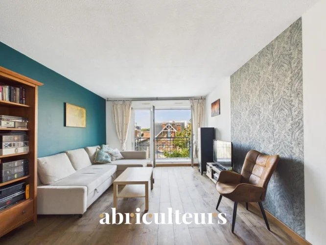 Argenteuil, 3-Room Apartment - 2 Bedrooms, Southwest-Facing Balcony and Parking, on the Top Floor of a Secure Residence