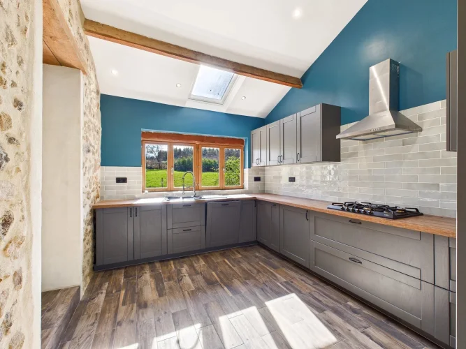 Single-Storey House with Lake, Paddock, and Woods photo 3
