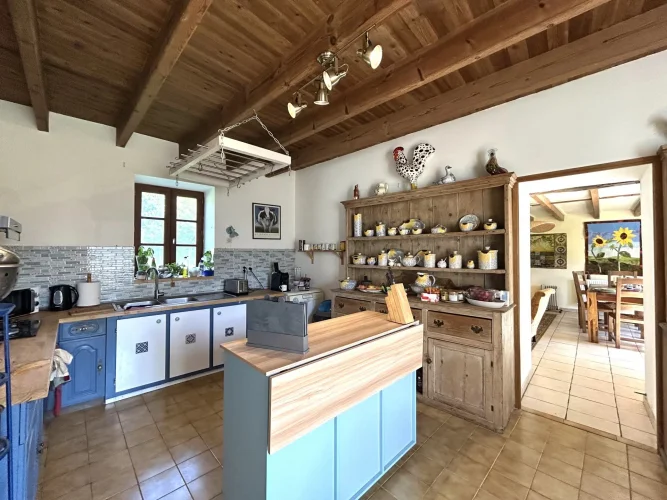 Pretty 3 Bedroom Cottage with Large Garden and Barn Close to Civray photo 4