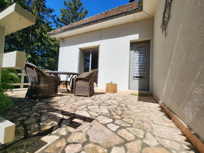 Pressac – Spacious 5-Bedroom Country Home with over One Hectare and Independent Living Potential photo 2