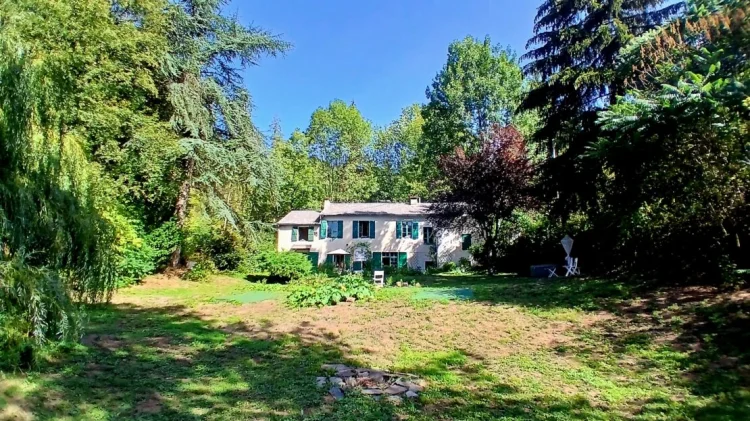 Charming Country House with 128 M2 of Living Space and Several Outbuildings Set on a Magnificent 5676 M2 Plot in a Green…