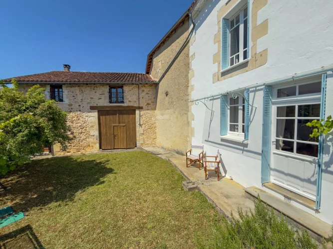 2 Buildings for the Price of One. Potential for Income. photo 2