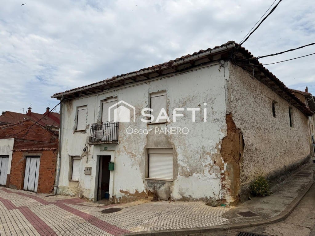 Villa for sale in Valverde de la Virgen, León photo 2