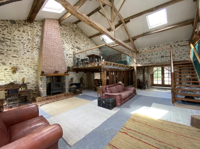 Beautifully Renovated Barn with Character and Exceptional Living Space photo 2