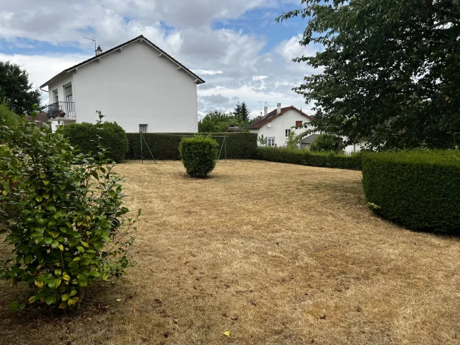 Detached Two-Bedroom Bungalow on the Outskirts of Bellac photo 2