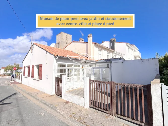 Single-Story House with Town Center and Beach Within Walking Distance